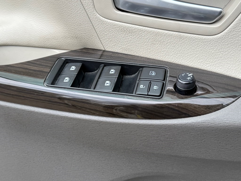 2017 Toyota Sienna Image 27 of 32