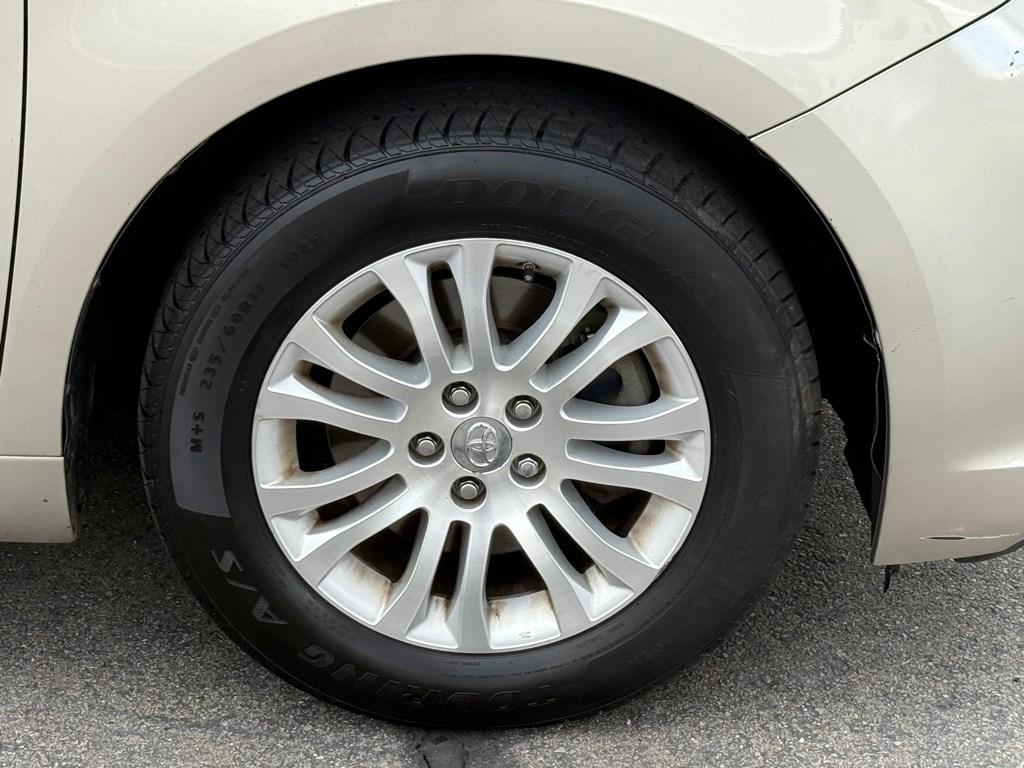 2017 Toyota Sienna Image 9 of 32