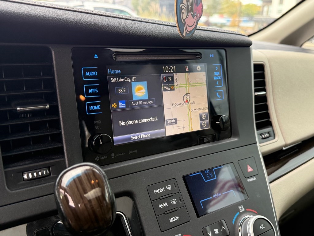 2017 Toyota Sienna Image 21 of 32