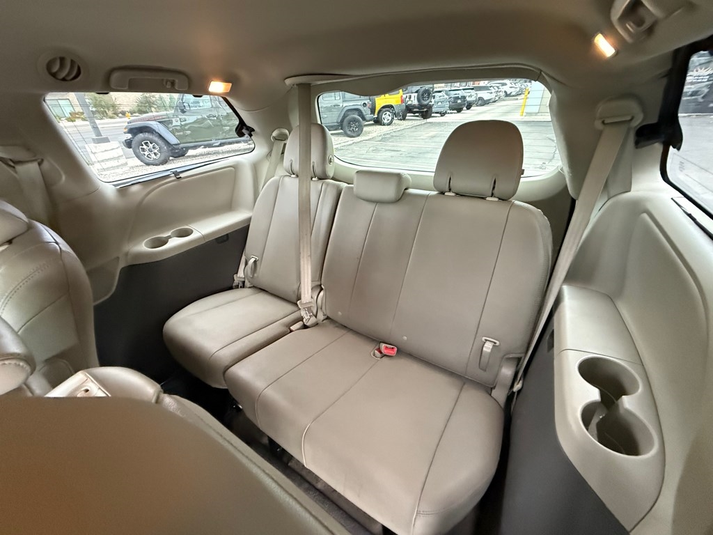 2017 Toyota Sienna Image 12 of 32