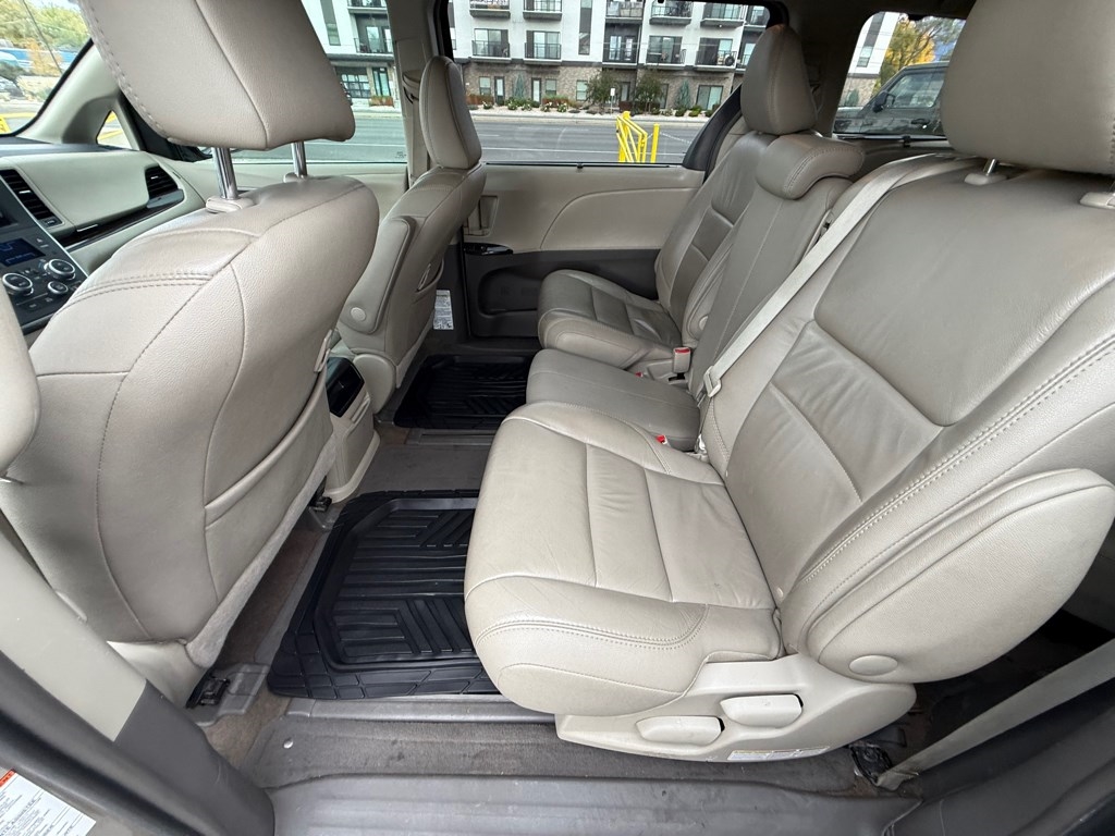 2017 Toyota Sienna Image 11 of 32