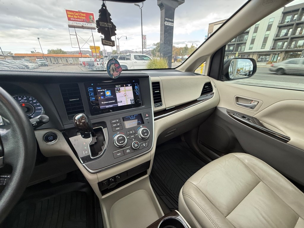 2017 Toyota Sienna Image 18 of 32