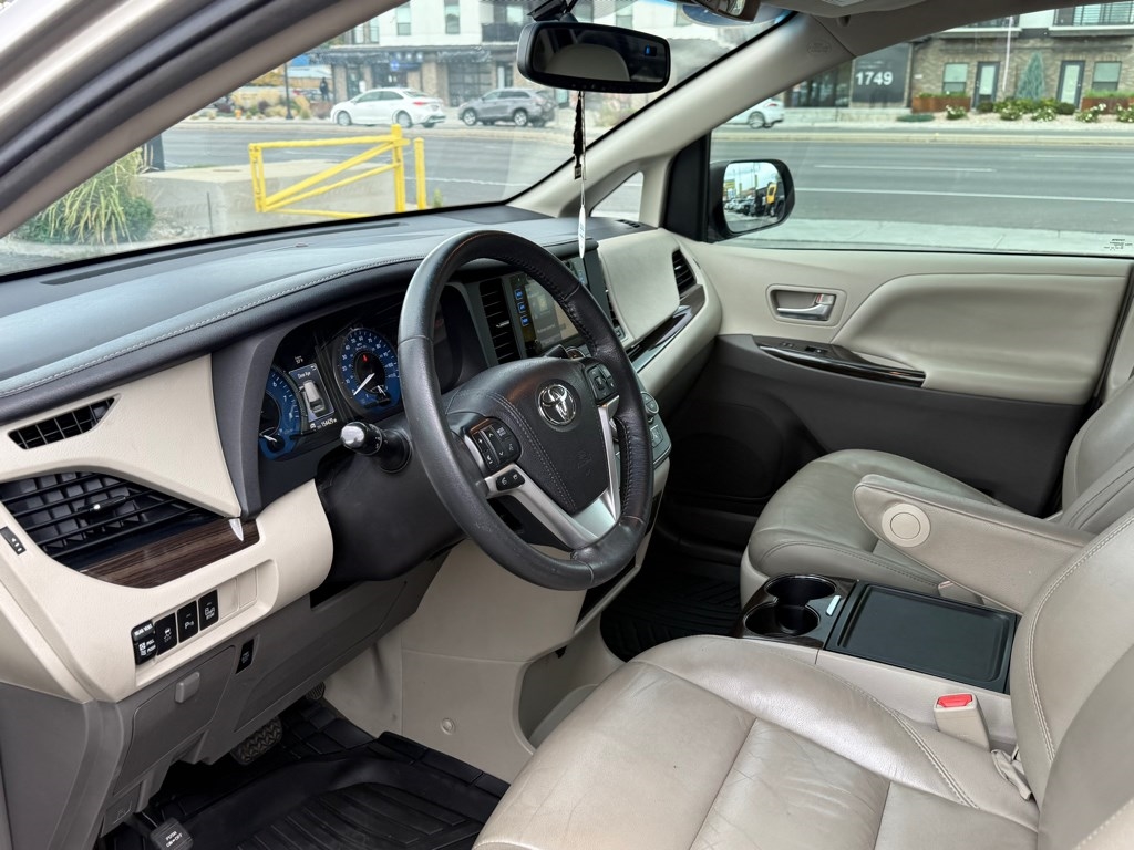 2017 Toyota Sienna Image 15 of 32