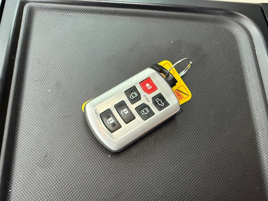 2017 Toyota Sienna Image 26 of 32