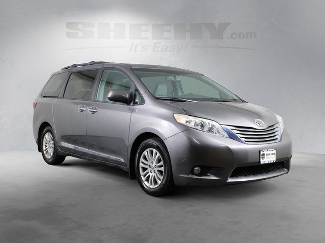 2017 Toyota Sienna XLE Premium Image 3 of 30