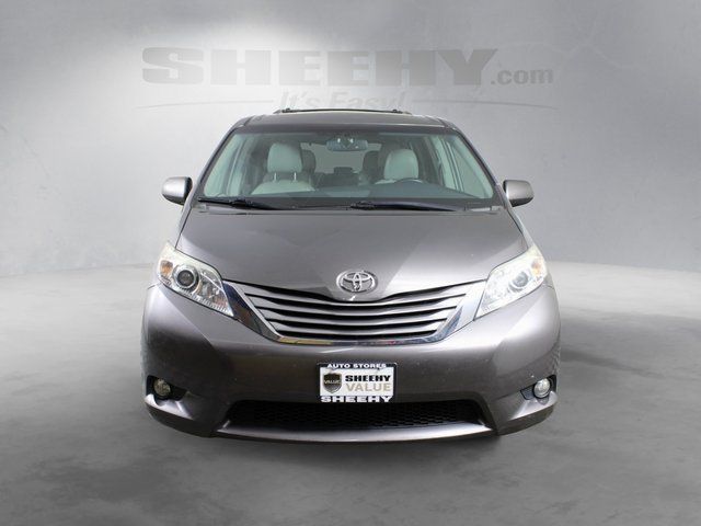 2017 Toyota Sienna XLE Premium Image 2 of 30