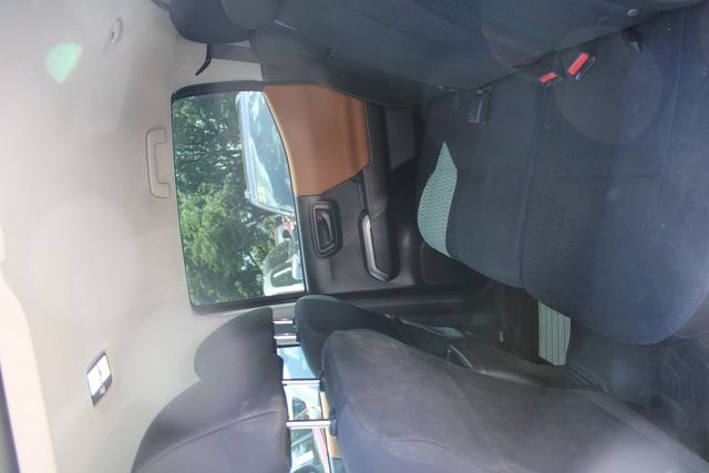 Vehicle image 21 of 25