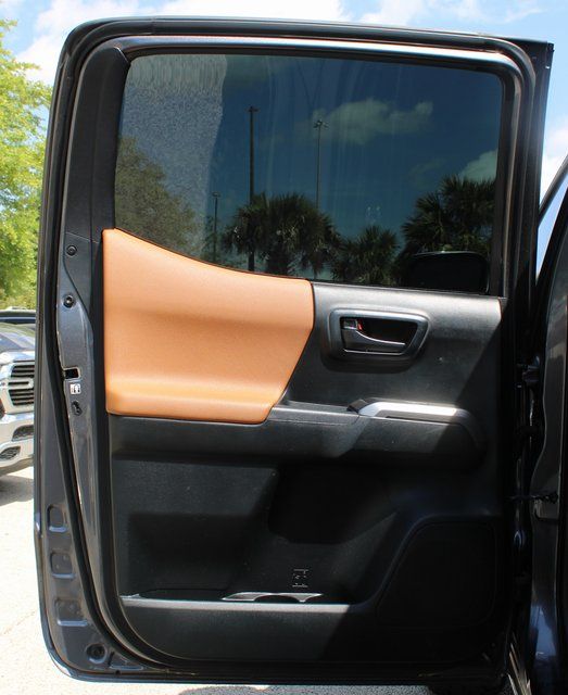 Vehicle image 19 of 25