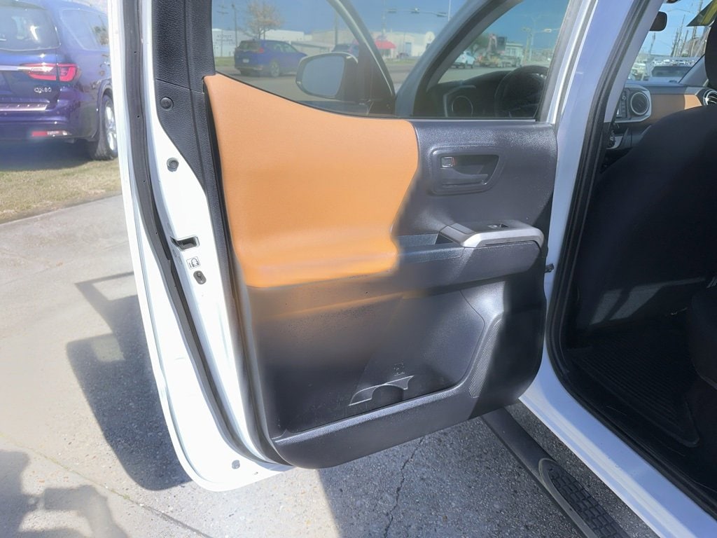 Vehicle image 10 of 22
