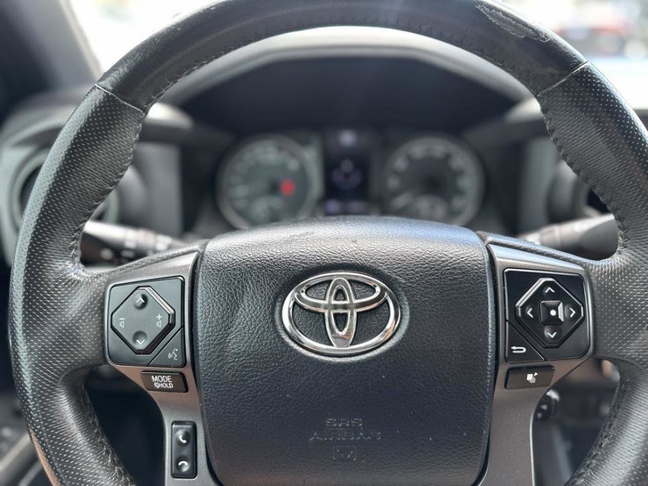 Vehicle image 21 of 33