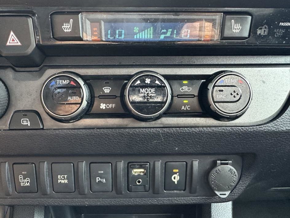 Vehicle image 29 of 33