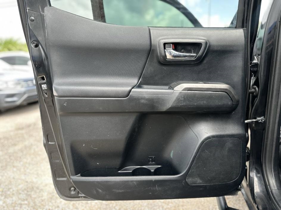 Vehicle image 27 of 33