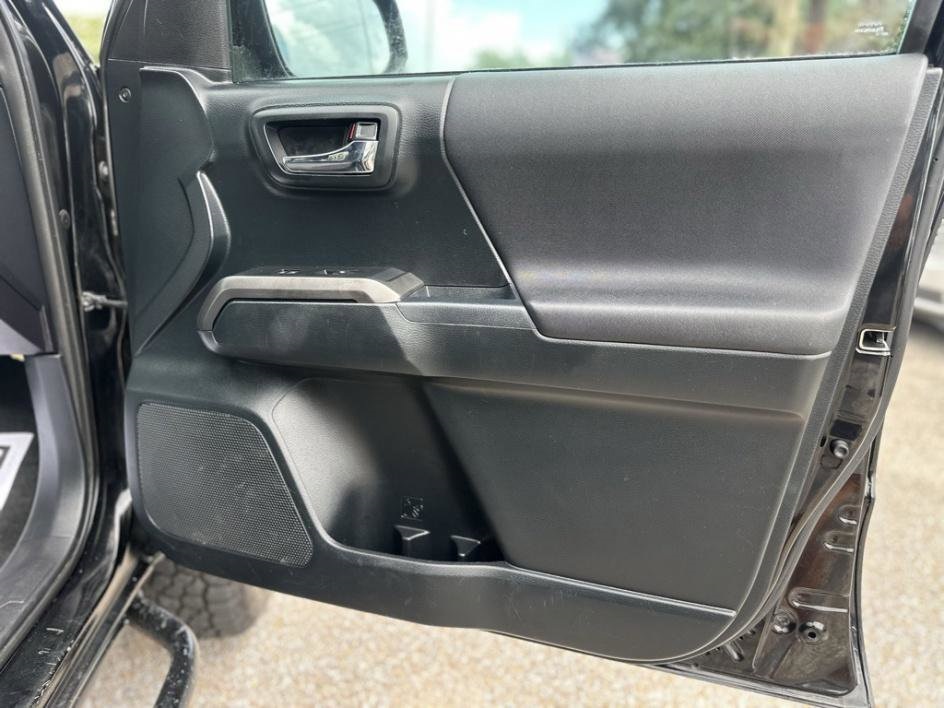 Vehicle image 28 of 33