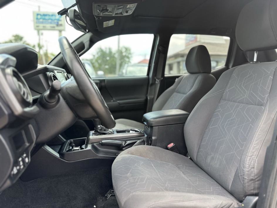 Vehicle image 17 of 33