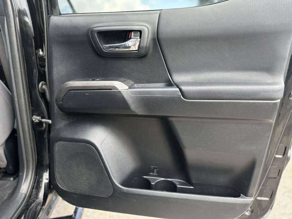 Vehicle image 25 of 33