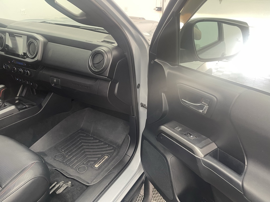 Vehicle image 20 of 34
