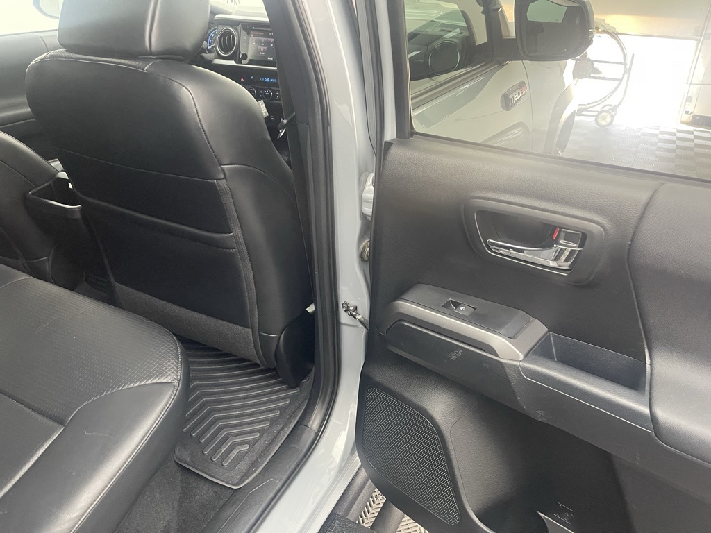 Vehicle image 14 of 34