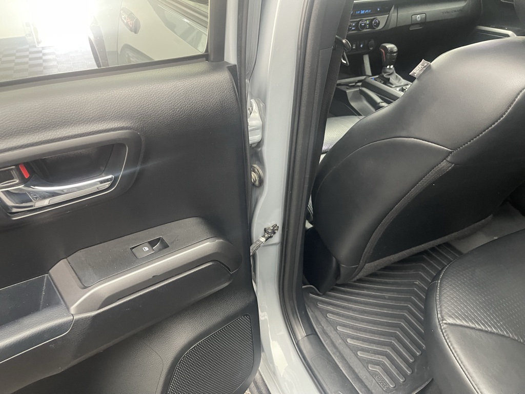 Vehicle image 18 of 34