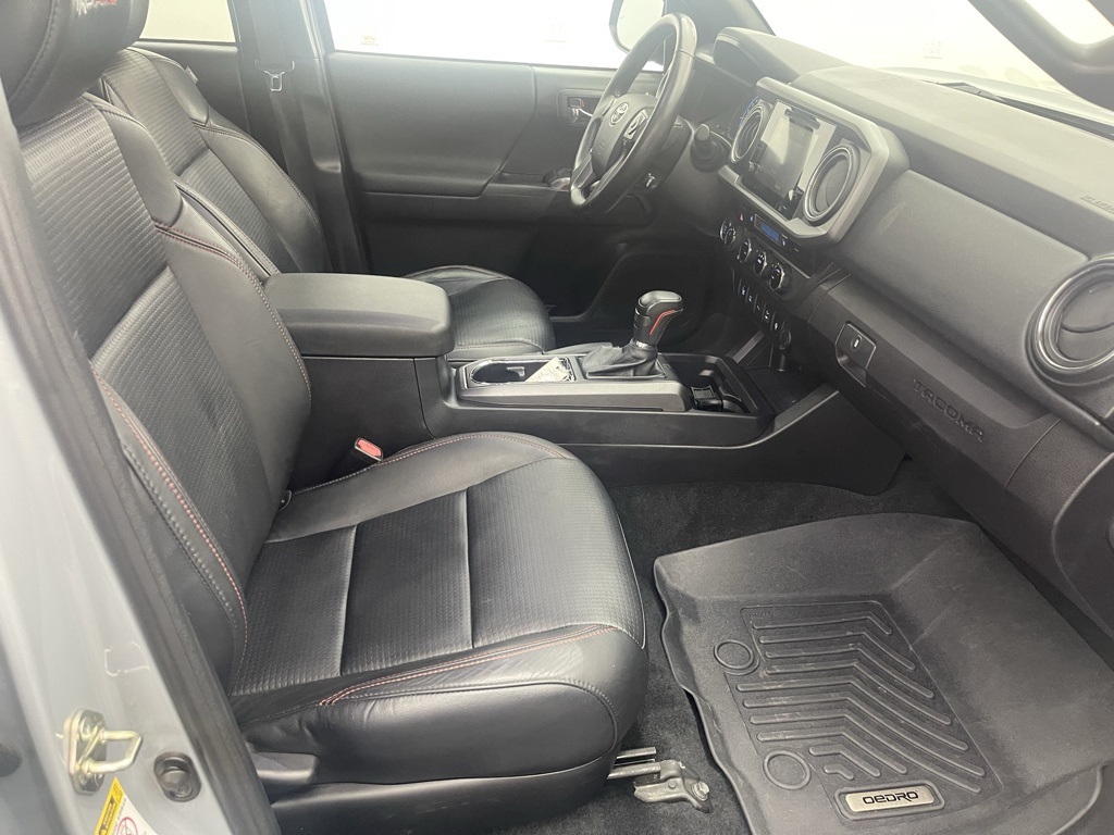 Vehicle image 17 of 34