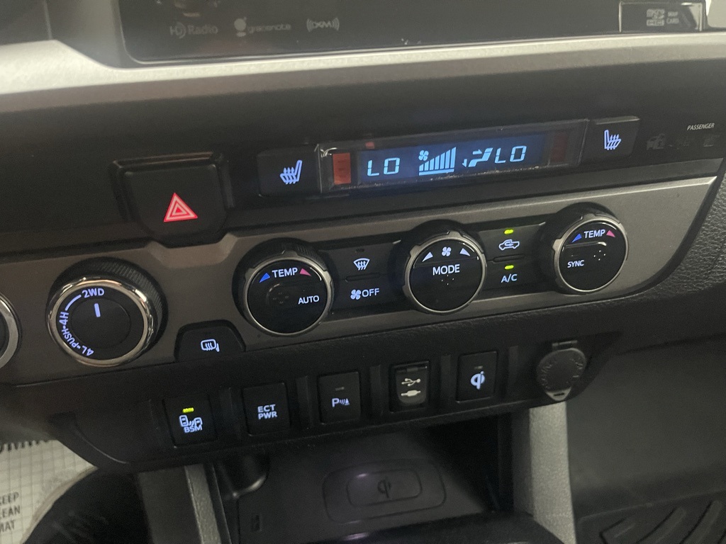 Vehicle image 26 of 34