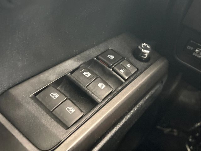 Vehicle image 33 of 42