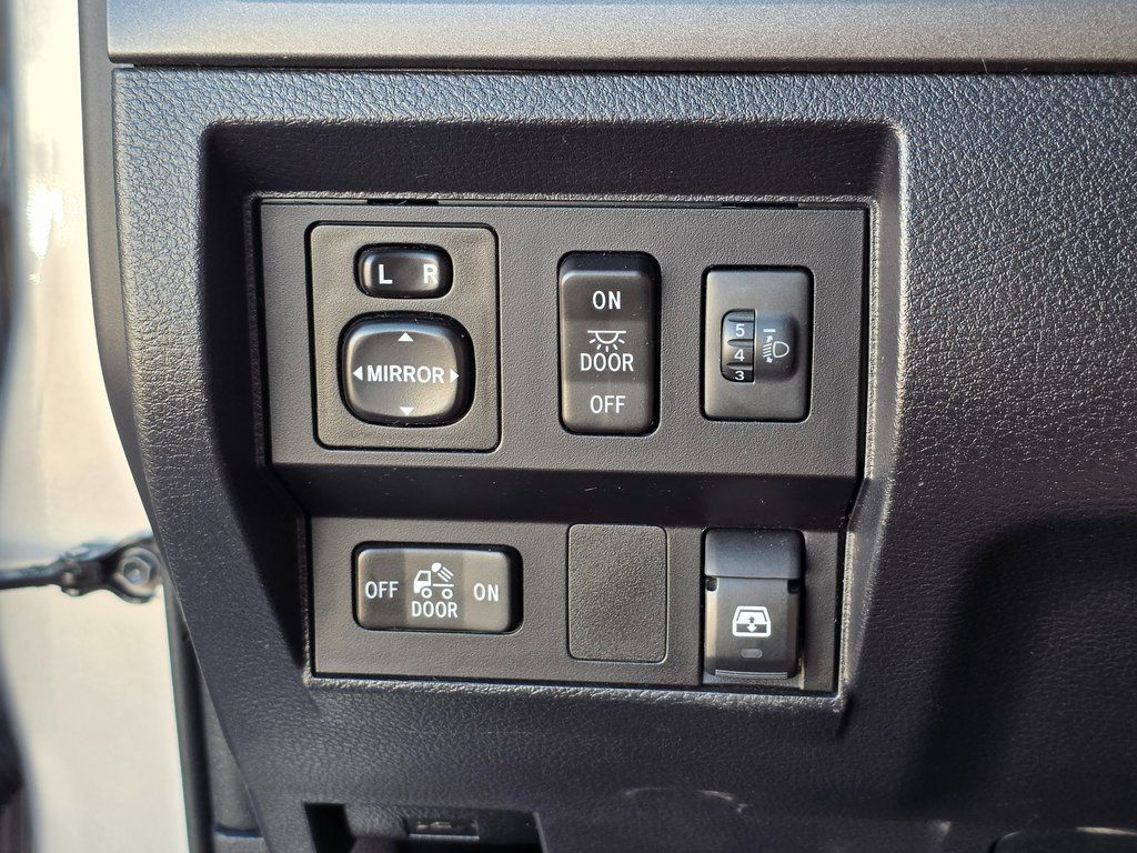 2017 Toyota Tundra SR5 Image 35 of 43