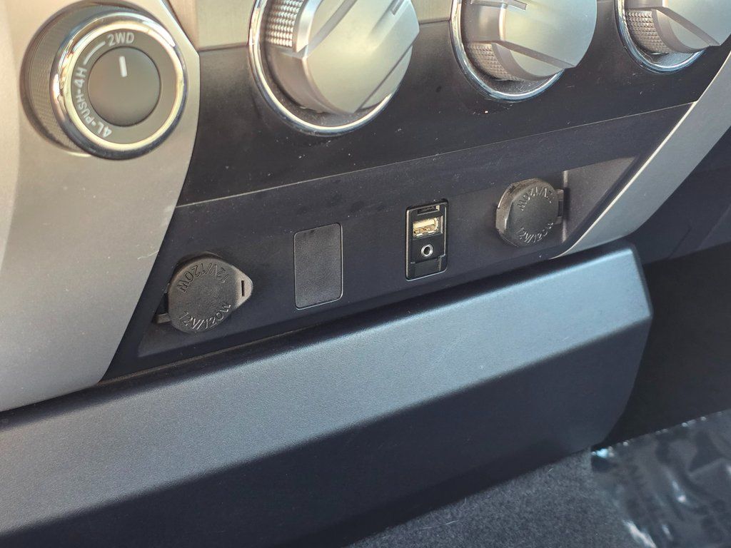 2017 Toyota Tundra SR5 Image 29 of 43