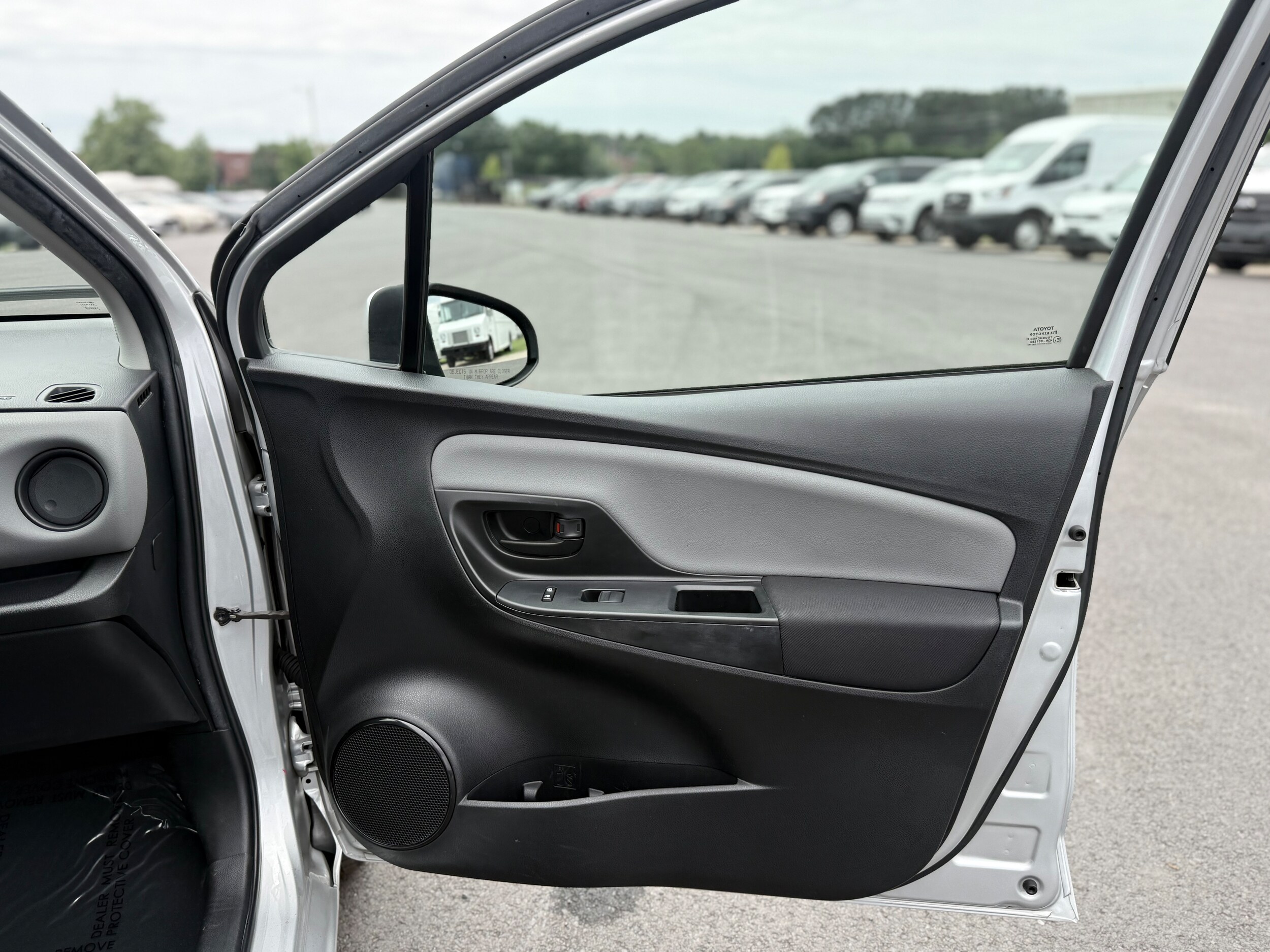 Vehicle image 17 of 32