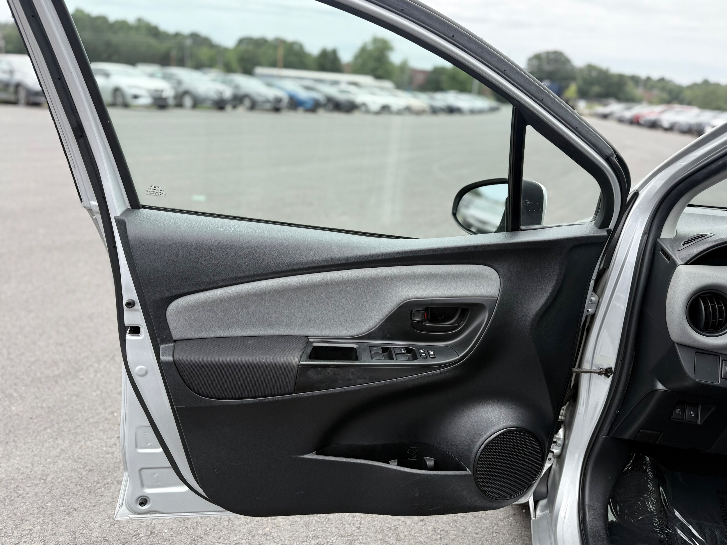 Vehicle image 10 of 32