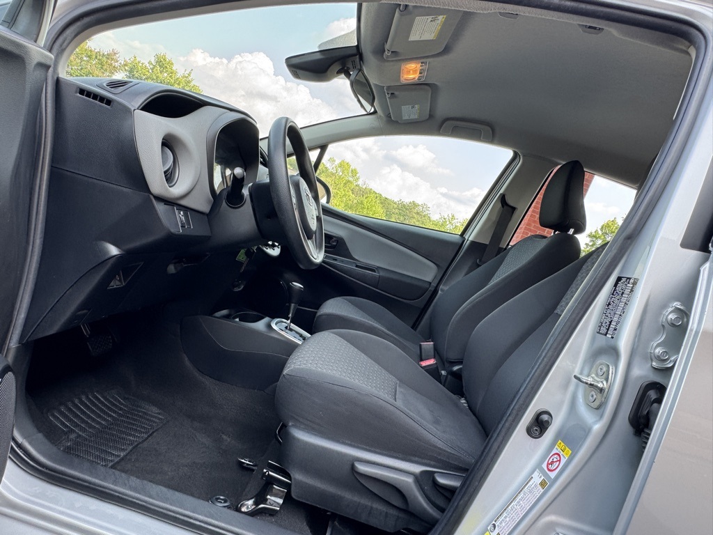 Vehicle image 17 of 23