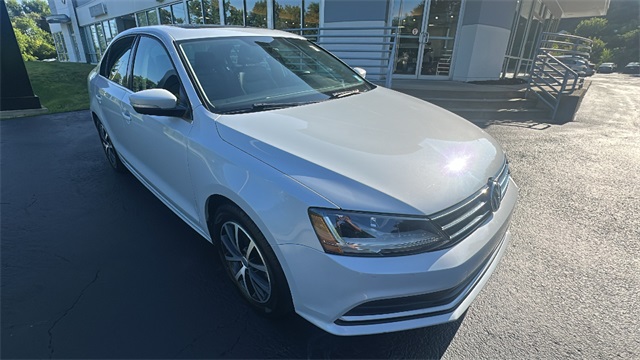 2017 Volkswagen Jetta 1.4T SE Image 3 of 37