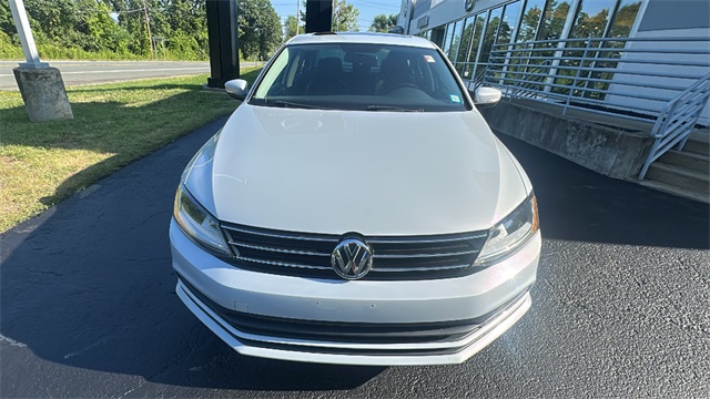 2017 Volkswagen Jetta 1.4T SE Image 2 of 37
