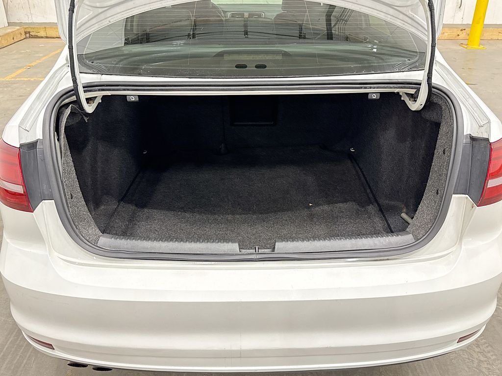 2017 Volkswagen Jetta 1.4T SE Image 8 of 32
