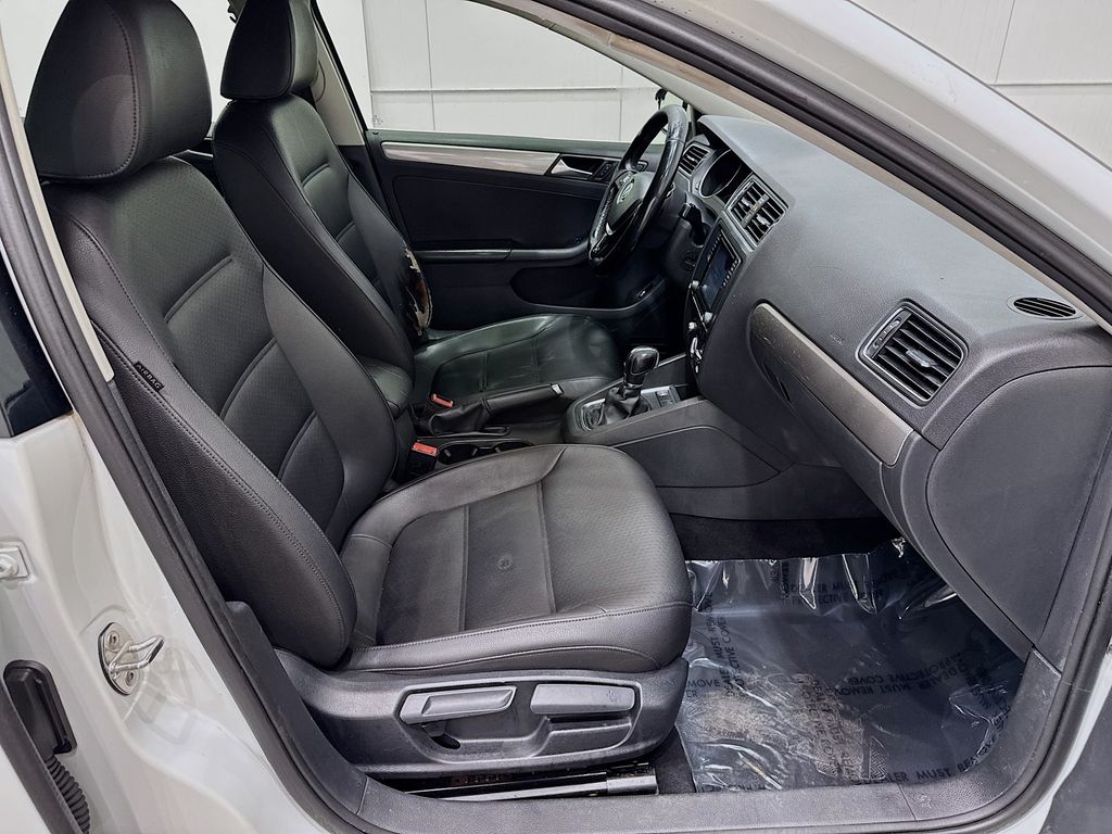 2017 Volkswagen Jetta 1.4T SE Image 10 of 32