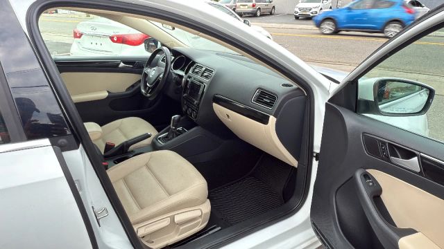 2017 Volkswagen Jetta 1.8T SEL Image 17 of 33