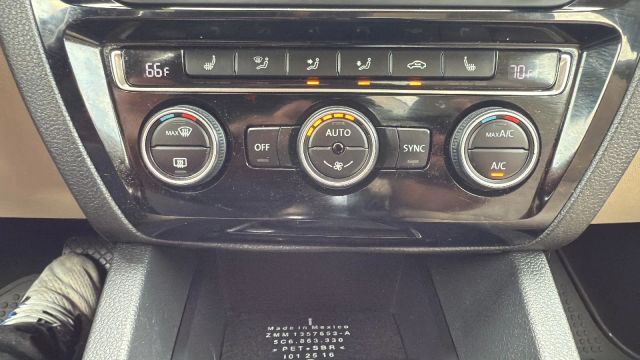 2017 Volkswagen Jetta 1.8T SEL Image 12 of 33