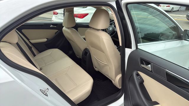 2017 Volkswagen Jetta 1.8T SEL Image 13 of 33