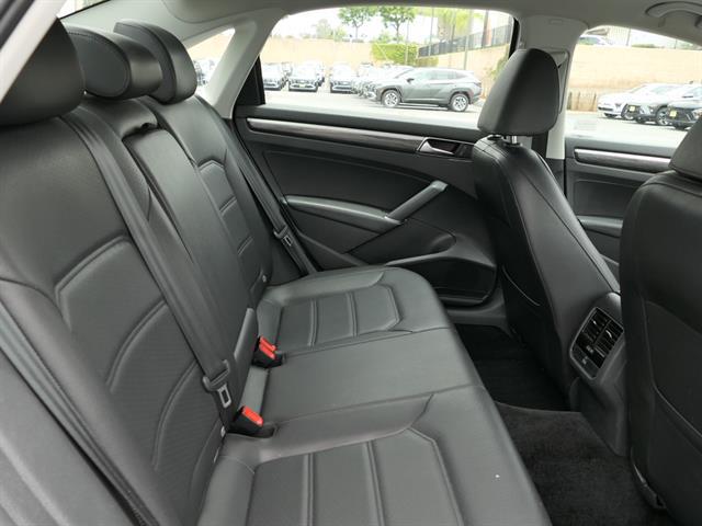 2017 Volkswagen Passat 1.8T SE Image 13 of 30