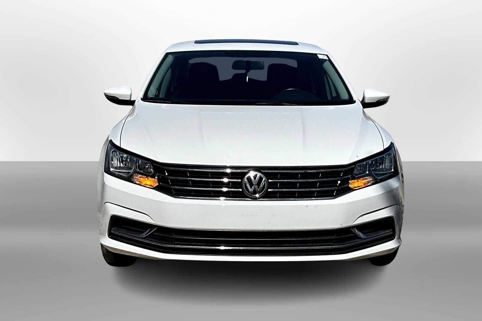 2017 Volkswagen Passat 1.8T SE Image 2 of 31