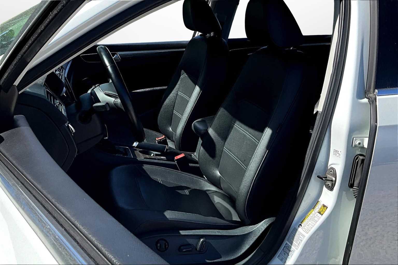 2017 Volkswagen Passat 1.8T SE Image 8 of 31