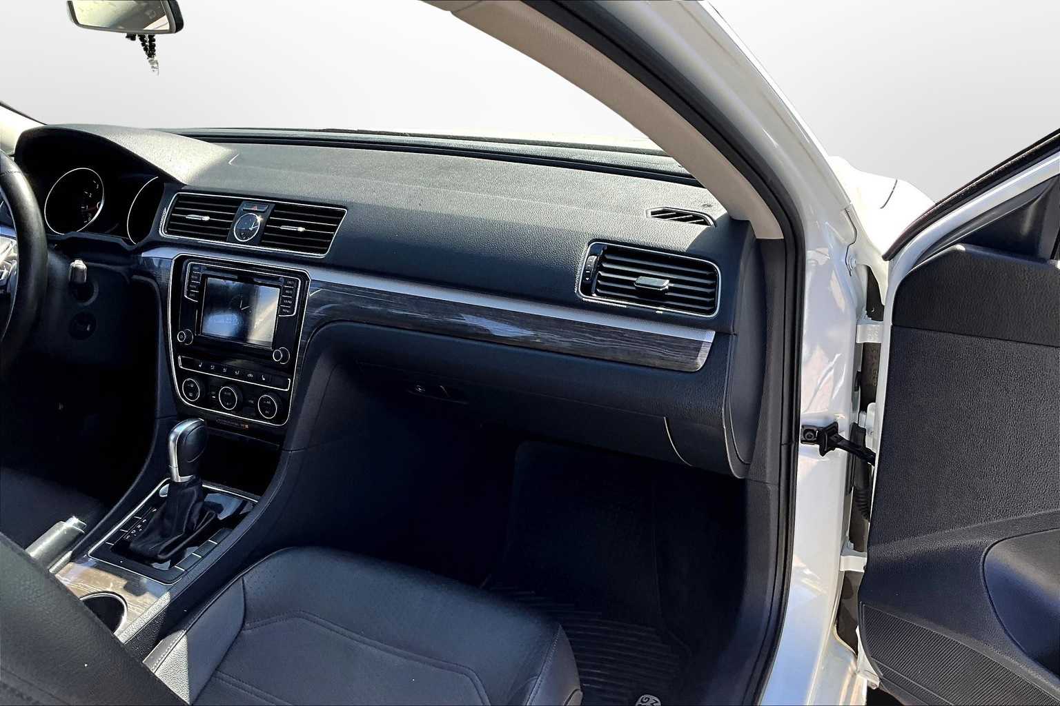 2017 Volkswagen Passat 1.8T SE Image 16 of 31