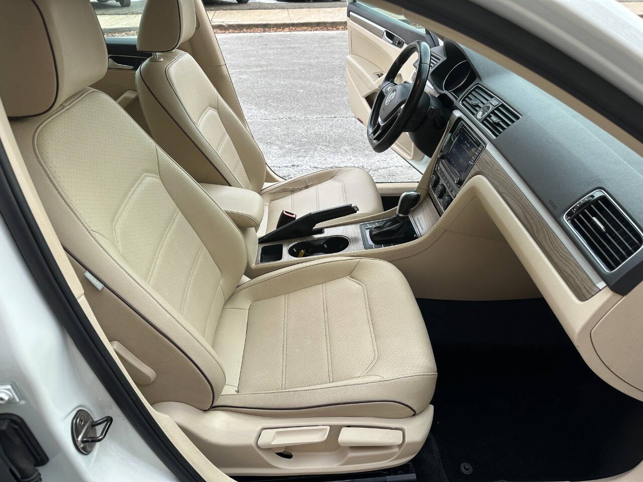 2017 Volkswagen Passat 1.8T SE Technology Image 12 of 22