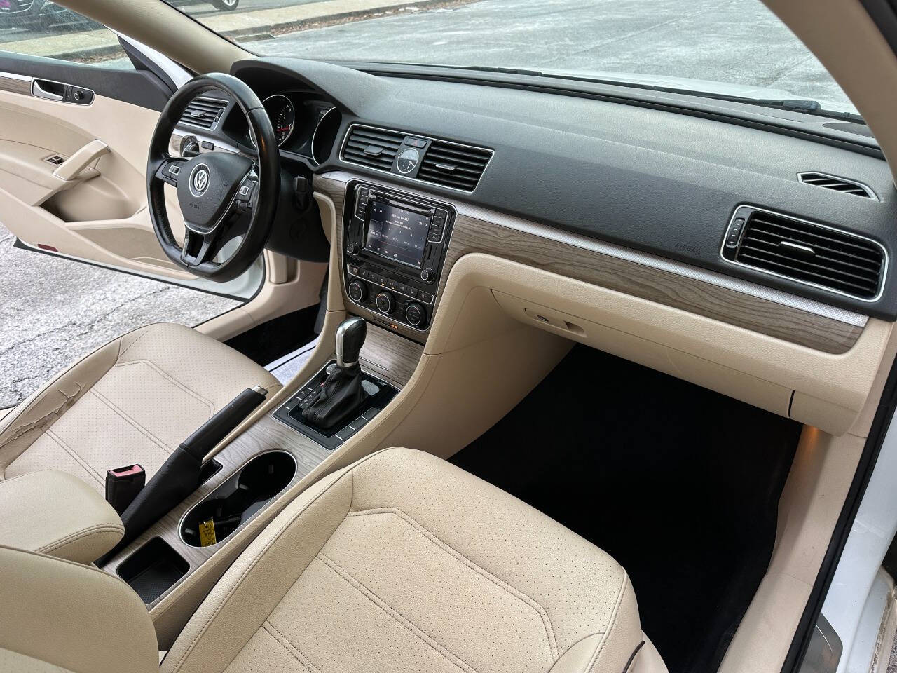 2017 Volkswagen Passat 1.8T SE Technology Image 11 of 22