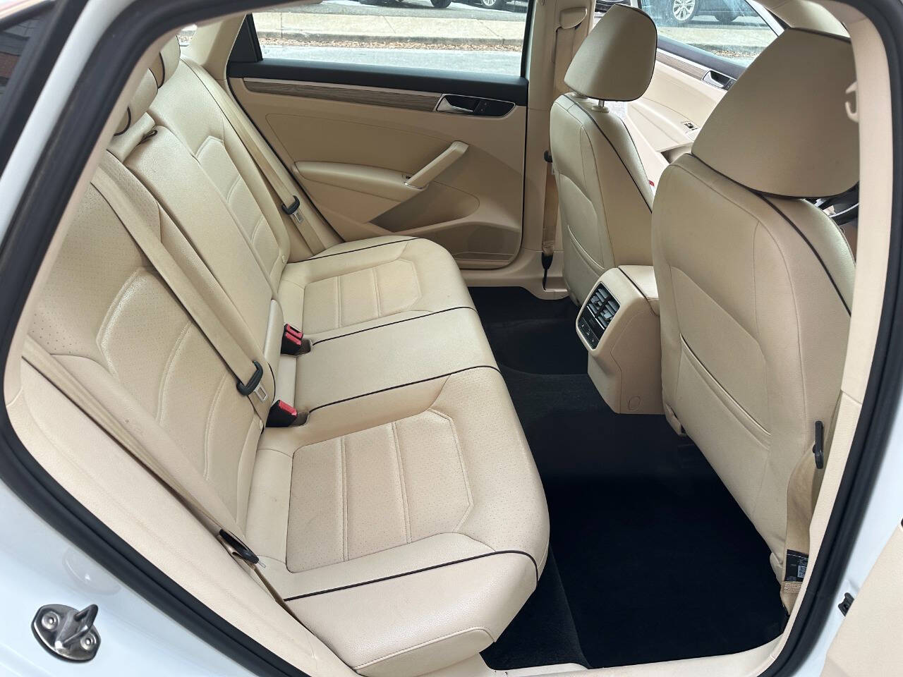 2017 Volkswagen Passat 1.8T SE Technology Image 14 of 22