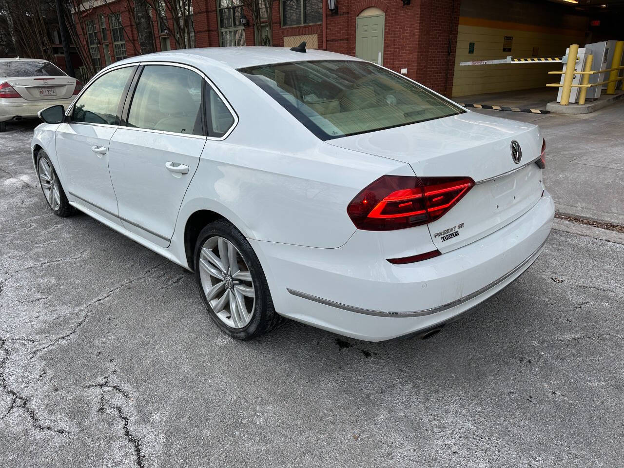 2017 Volkswagen Passat 1.8T SE Technology Image 7 of 22