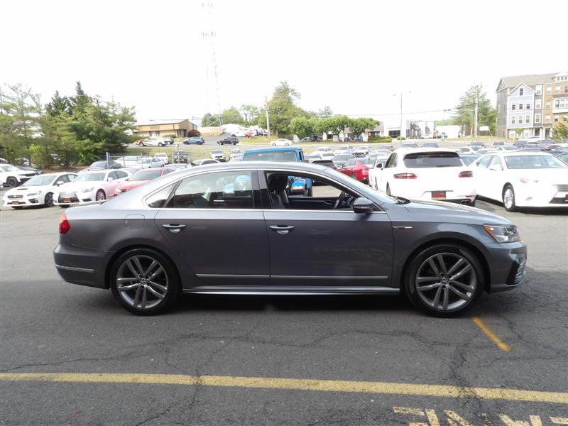 2017 Volkswagen Passat R-Line Comfort Image 2 of 21