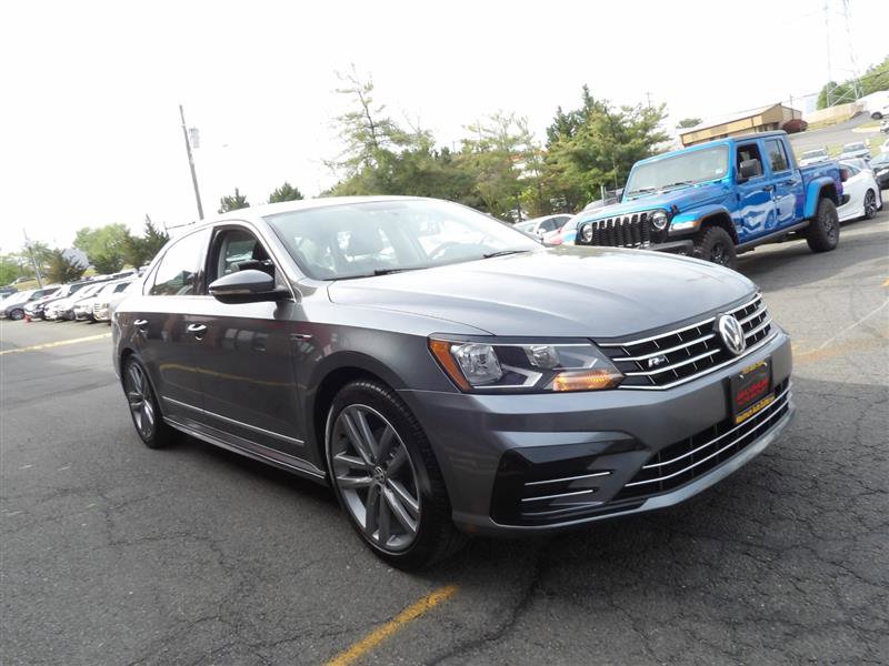 2017 Volkswagen Passat R-Line Comfort Image 1 of 21