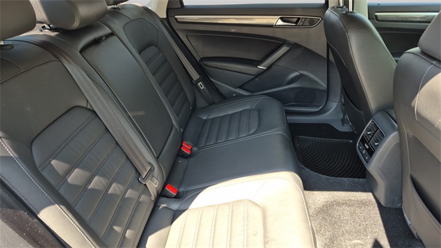 2017 Volkswagen Passat 1.8T SEL Premium Image 11 of 33