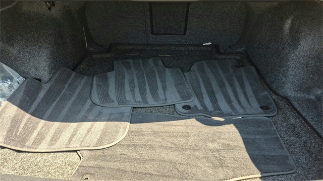 2017 Volkswagen Passat 1.8T SEL Premium Image 9 of 33