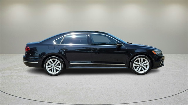 2017 Volkswagen Passat 1.8T SEL Premium Image 4 of 33